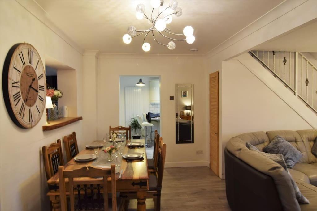 Mikes At Menai - Stylish & Spacious 3 Bed House In Menai Bridge. Exterior photo
