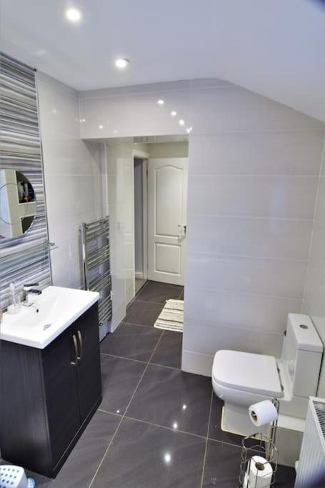 Mikes At Menai - Stylish & Spacious 3 Bed House In Menai Bridge. Exterior photo